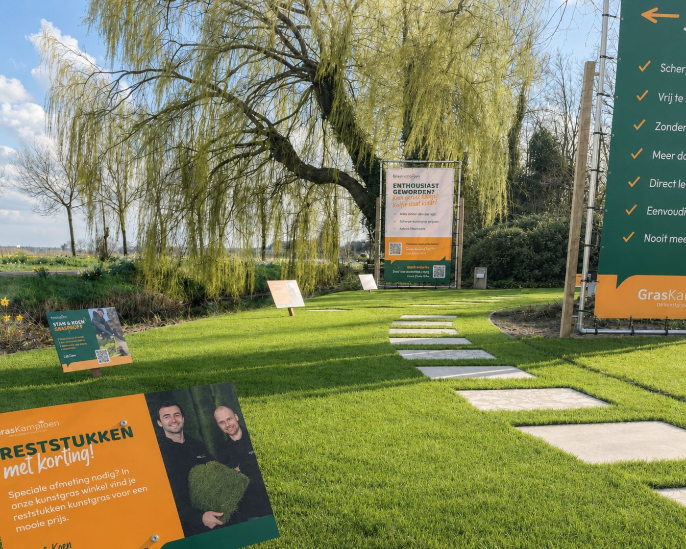 De showtuin van GrasKampioen met borden in de nieuwe huisstijl
